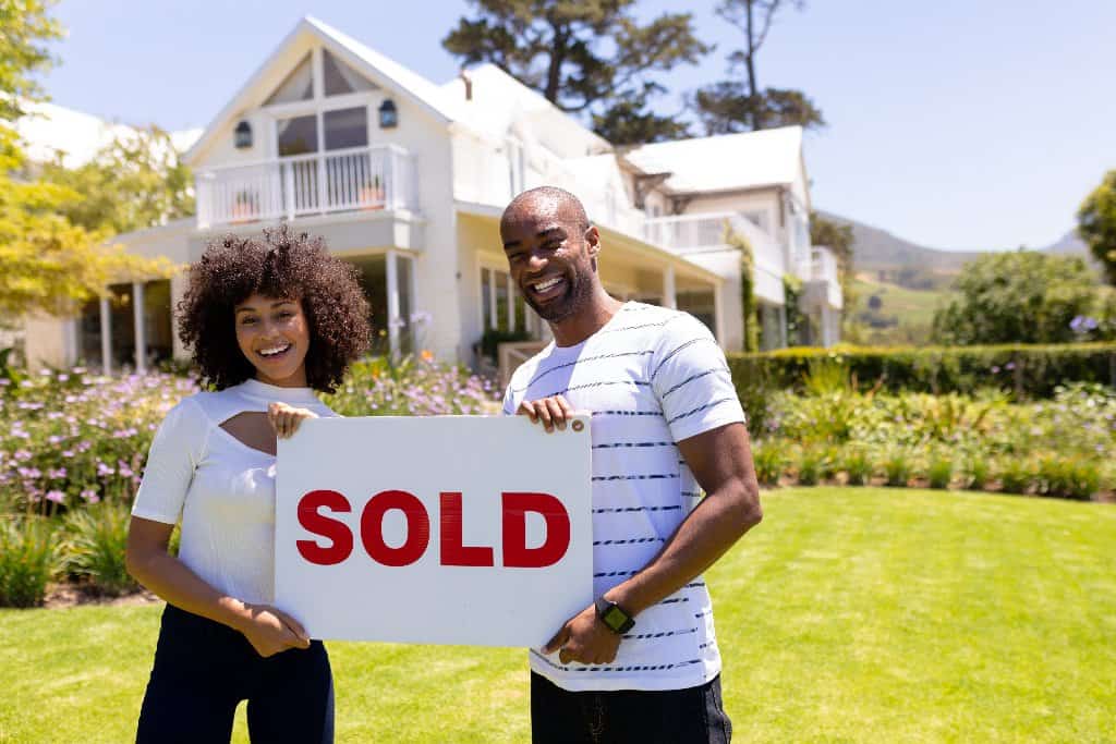Haus privat verkaufen oder mit Makler? Was ist besser? | Hausverkauf - Titelbild der-makler.immo